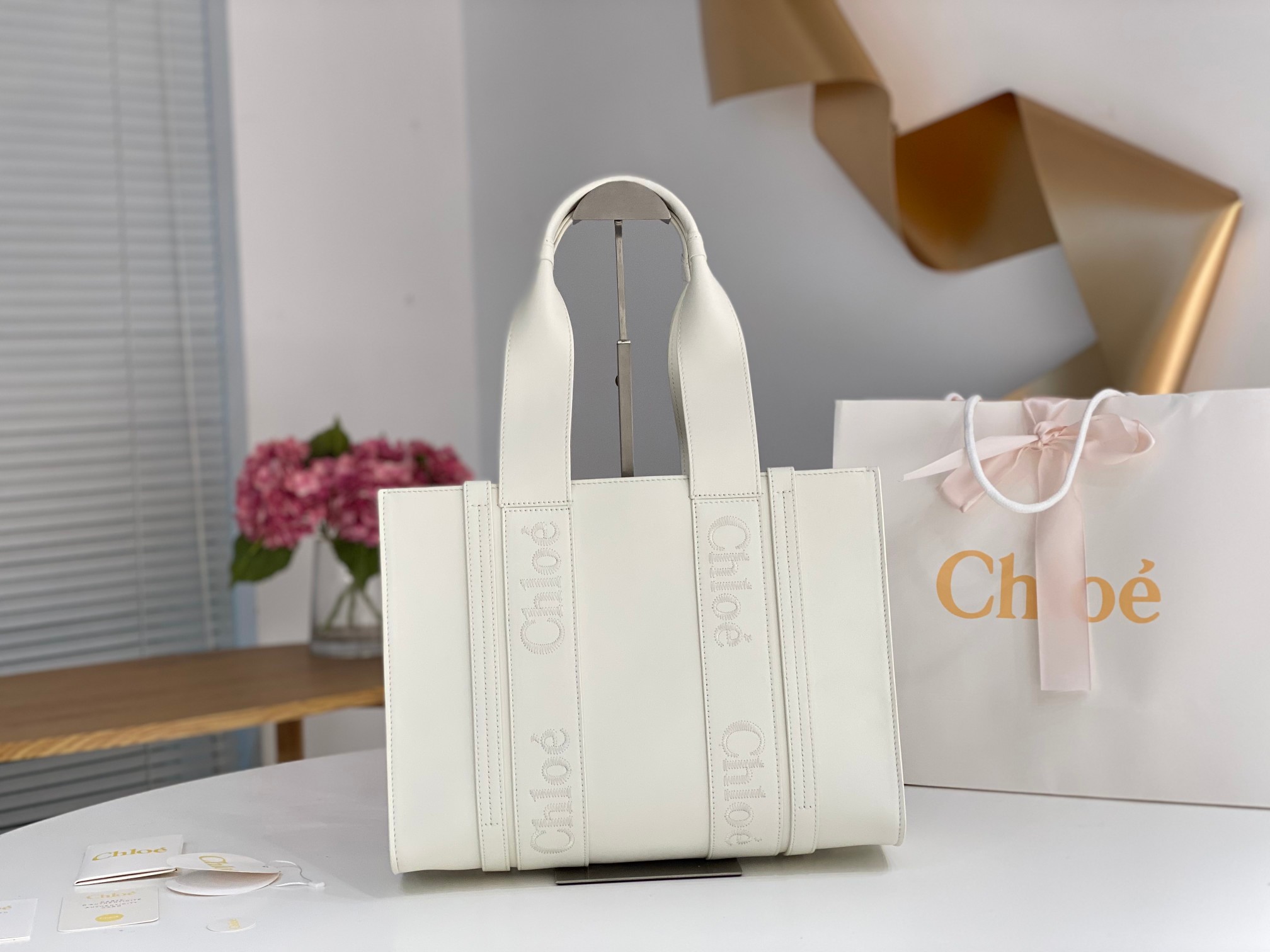 Chloe Medium Woody Tote Bag In White Soft Smooth Calfskin Leather